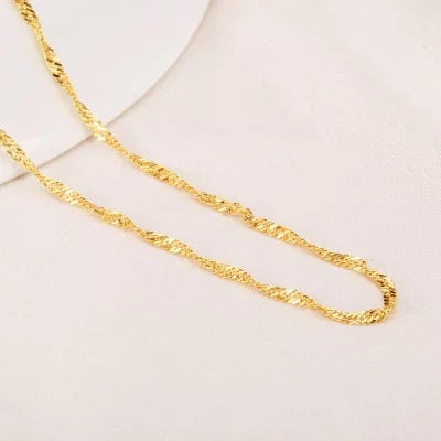 A Romantic Gold Necklace for Special Moments