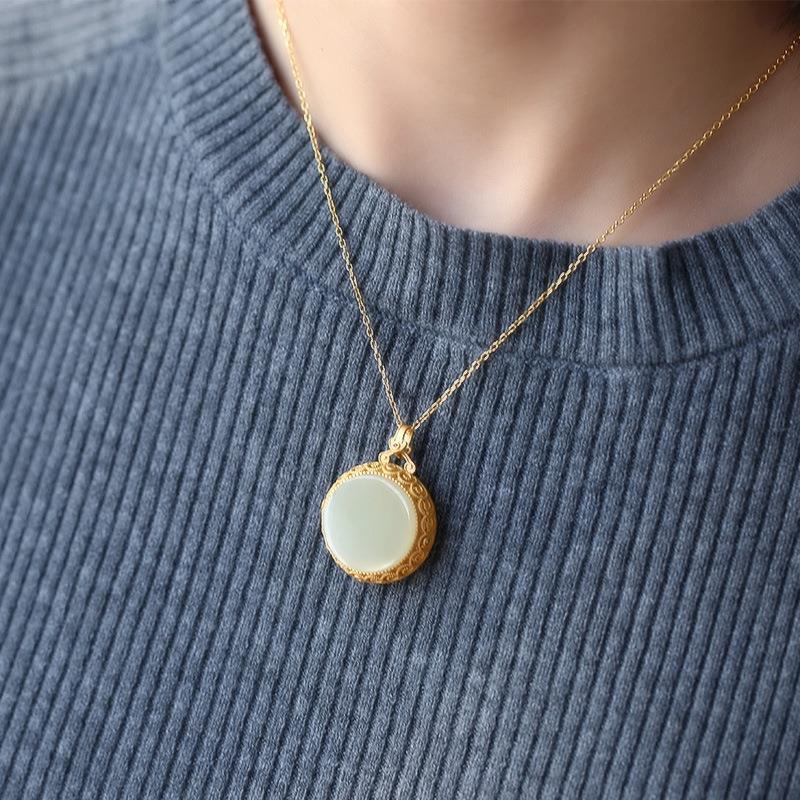 A Beautiful Gold Necklace with Unique Style