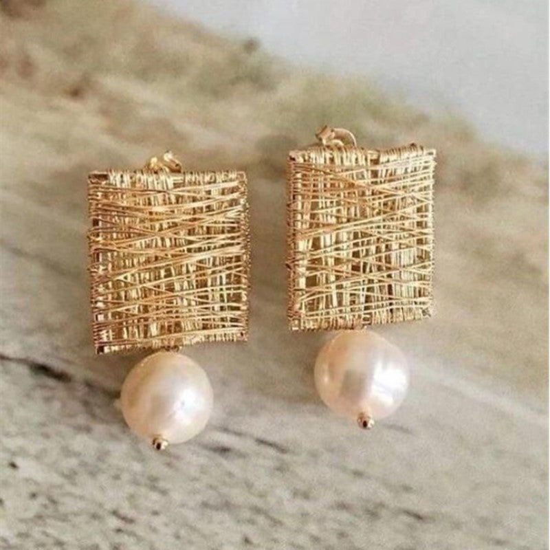 A Charming Pearl Earring for Any Occasion