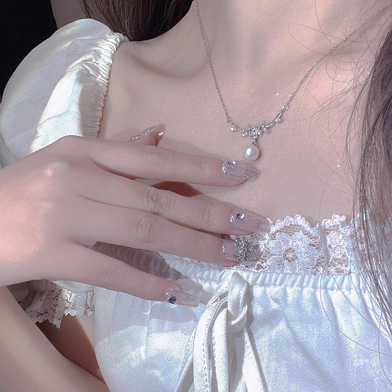 A Beautiful Pearl Necklace with Unique Style