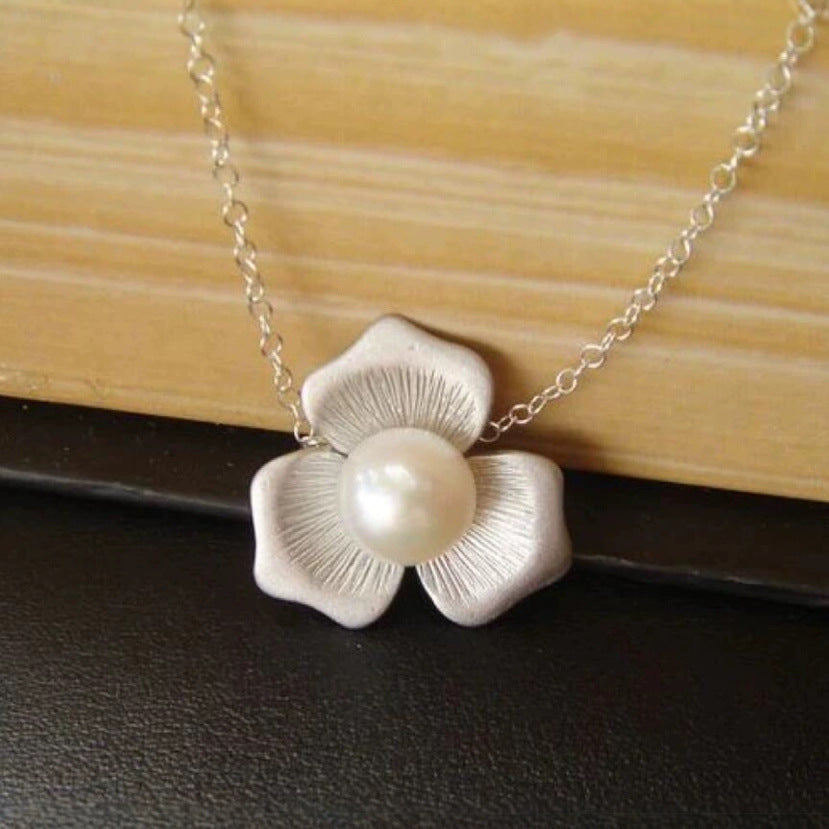 A Beautiful Pearl Necklace with Unique Style