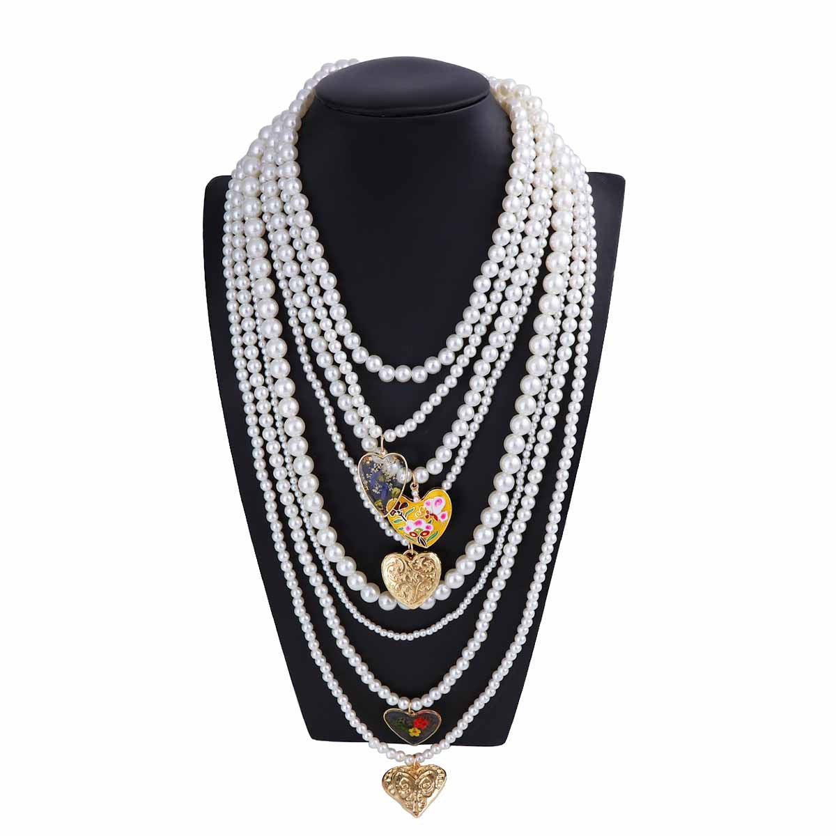 A Beautiful Pearl Necklace with Unique Style