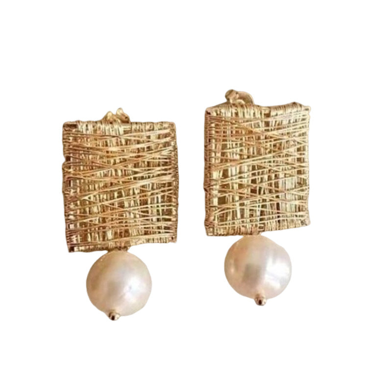 A Charming Pearl Earring for Any Occasion