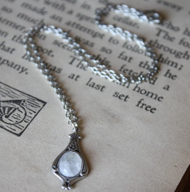 Nature-Inspired Necklace for Gentle Beauty