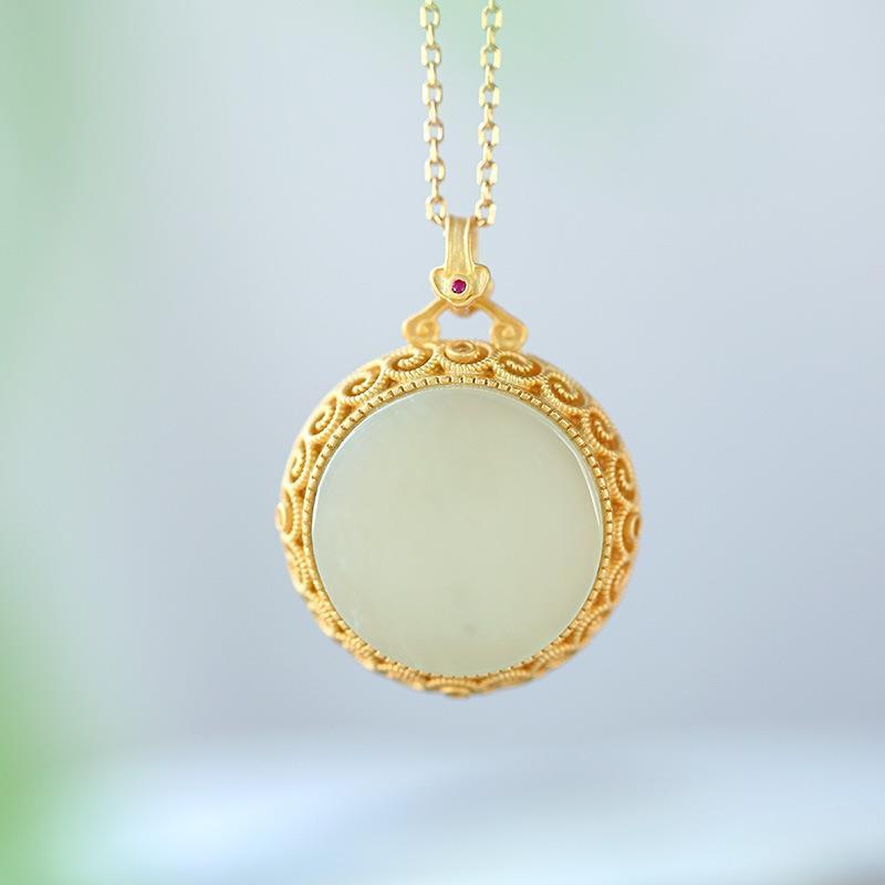 A Beautiful Gold Necklace with Unique Style